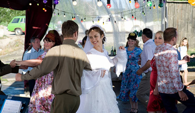 <strong>MOVIE｜『故郷よ』</strong>　ウクライナ出身のオルガ・キュリレンコ（中央右）　© 2011 Les Films du Poissons