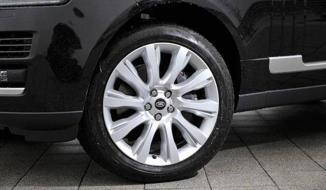 10_range_rover_665 <strong>Land Rover Range Rover 5.0 V8 SUPERCHARGED VOGUE|<br />ランドローバー レンジローバー 5.0 V8 スーパーチャージド ヴォーグ</strong><br />タイヤサイズは「5.0 V8 VOGUE」が255/55R20、「5.0 V8 SUPERCHARGED VOGUE」には275/45R21が装着される