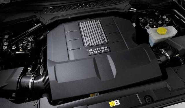 11_range_rover_665 <strong>Land Rover Range Rover 5.0 V8 SUPERCHARGED VOGUE|<br />ランドローバー レンジローバー 5.0 V8 スーパーチャージド ヴォーグ</strong><br />「5.0 V8 SUPERCHARGED VOGUE」に搭載される、5リッターV型8気筒スーパーチャージドエンジンは最高出力510ps、最大トルク625Nmを発生する