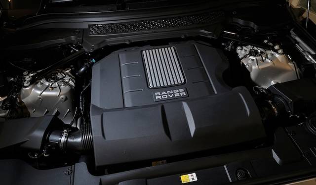 12_range_rover_665 <strong>Land Rover Range Rover 5.0 V8 VOGUE|<br />ランドローバー レンジローバー 5.0 V8 ヴォーグ</strong><br />「5.0 V8 VOGUE」には5リッターV型8気筒エンジンを搭載。こちらのスペックは最高出力375ps、最大トルク510Nmとなっている