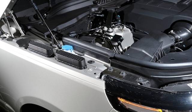 13_range_rover_665 <strong>Land Rover Range Rover 5.0 V8 VOGUE|<br />ランドローバー レンジローバー 5.0 V8 ヴォーグ</strong><br />フェンダー部トップに設置されるエアの吸気口。これにより渡河の最大深度900mmという、従来の市販車では考えられないような数値を実現した。左右に2本ずつ、計4本の吸気口を備える