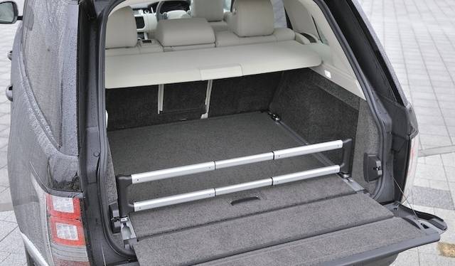 14_range_rover_665 <strong>Land Rover Range Rover 5.0 V8 SUPERCHARGED VOGUE|<br />ランドローバー レンジローバー 5.0 V8 スーパーチャージド ヴォーグ</strong><br />荷室スペースは909リットルから2,030ℓまで拡大可能。それとは別にアンダーカバー下の床下に550リットルものスペースをも確保する