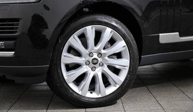<strong>Land Rover Range Rover 5.0 V8 SUPERCHARGED VOGUE｜<br />ランドローバー レンジローバー 5.0 V8 スーパーチャージド ヴォーグ</strong><br />タイヤサイズは「5.0 V8 VOGUE」が255/55R20、「5.0 V8 SUPERCHARGED VOGUE」には275/45R21を装着する