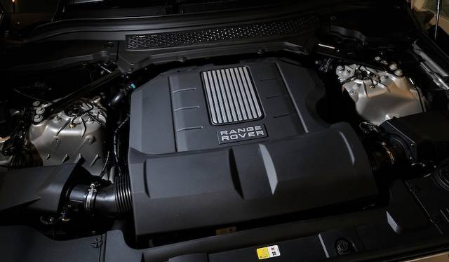 <strong>Land Rover Range Rover 5.0 V8 VOGUE｜<br />ランドローバー レンジローバー 5.0 V8 ヴォーグ</strong><br />「5.0 V8 VOGUE」には5リッターV型8気筒の自然吸気エンジンを搭載。こちらのスペックは最高出力375ps、最大トルク510Nmとなっている