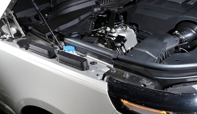 <strong>Land Rover Range Rover 5.0 V8 VOGUE｜<br />ランドローバー レンジローバー 5.0 V8 ヴォーグ</strong><br />フェンダー部トップに設置されるエアの吸気口。これにより渡河の最大深度900mmという、従来の市販車では考えられないような数値を実現した。左右に2本ずつ、計4本の吸気口を備える