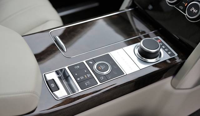 <strong>Land Rover Range Rover 5.0 V8 SUPERCHARGED VOGUE｜<br />ランドローバー レンジローバー 5.0 V8 スーパーチャージド ヴォーグ</strong><br />ダイヤル式のセレクタスイッチと、テレインレスポンス操作パネルはセンターコンソール上に配置