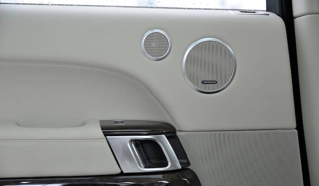 <strong>Land Rover Range Rover 5.0 V8 SUPERCHARGED VOGUE｜<br />ランドローバー レンジローバー 5.0 V8 スーパーチャージド ヴォーグ</strong><br>「5.0 V8 VOGUE」と「5.0 V8 SUPERCHARGED VOGUE」は、20スピーカー、総出力825Ｗのメリディアンオーディオシステムをオプション設定する。「Autobiography」では標準装備となり、20スピーカー、総出力1,700ワットの高出力バージョンがオプション設定される