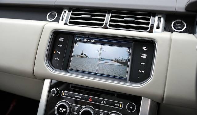 <strong>Land Rover Range Rover 5.0 V8 SUPERCHARGED VOGUE｜<br />ランドローバー レンジローバー 5.0 V8 スーパーチャージド ヴォーグ</strong><br />車体には複数のカメラが設置され、必要に応じてセンター部のモニタに映し出される。これはフロント部左右のカメラの映像