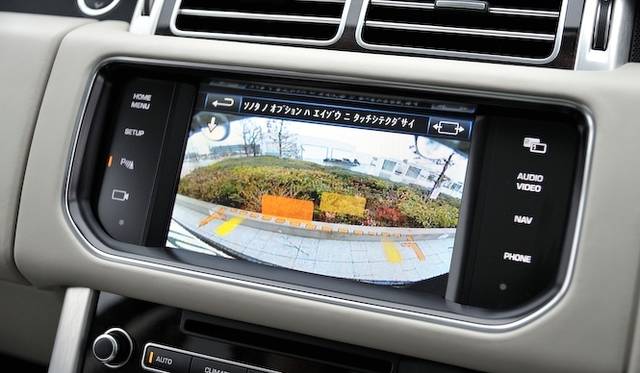 <strong>Land Rover Range Rover 5.0 V8 SUPERCHARGED VOGUE｜<br />ランドローバー レンジローバー 5.0 V8 スーパーチャージド ヴォーグ</strong><br />車体には複数のカメラが設置され、必要に応じてセンター部のモニタに映し出される。こちらはバックするときに映し出される、バックモニターの映像。後方のセンサーと連携し、障害物の場所をさらにわかりやすく表示させる