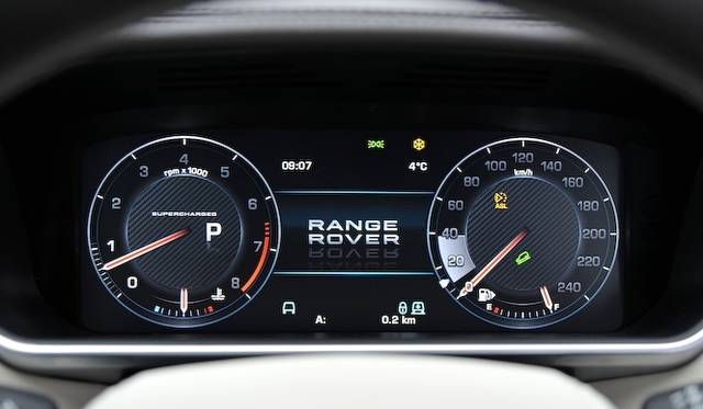 <strong>Land Rover Range Rover 5.0 V8 SUPERCHARGED VOGUE｜<br />ランドローバー レンジローバー 5.0 V8 スーパーチャージド ヴォーグ</strong><br />メーター表示は先代に引きつづき液晶パネル。針がある部分の数字のみが明るく表示されるなどのギミックを用意する