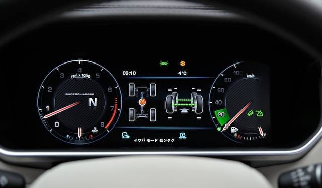 <strong>Land Rover Range Rover 5.0 V8 SUPERCHARGED VOGUE｜<br />ランドローバー レンジローバー 5.0 V8 スーパーチャージド ヴォーグ</strong><br />メーターの液晶パネルは車体の設定によって表示が変わり、メーターそのものも移動する