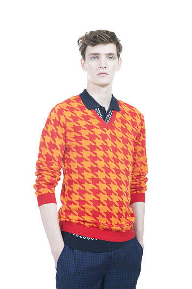 <strong>FRED PERRY｜フレッドペリー</strong>　2013年春夏コレクション　Houndstooth V-Neck Sweater 3万7800円、Knit Jacquard Shirt 3万7800円