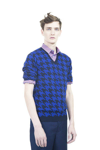 <strong>FRED PERRY｜フレッドペリー</strong>　2013年春夏コレクション　Houndstooth V-Neck Sweater 3万7800円、Check Shirt 2万4150円