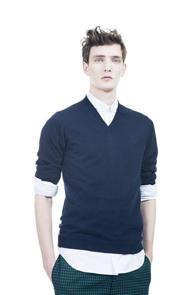 <strong>FRED PERRY｜フレッドペリー</strong>　2013年春夏コレクション　V-Neck Sweater 2万9400円、Stripe Shirt 2万9400円