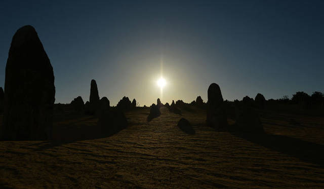 <strong>Nikon｜ニコン</strong>　オーストラリア・ナンバン国立公園のザ・ピナクルズ デザートで撮られた一枚。「光が、今日をつくる」　使用カメラ｜D4　使用レンズ｜AF-S NIKKOR 24-70mm f/2.8G ED