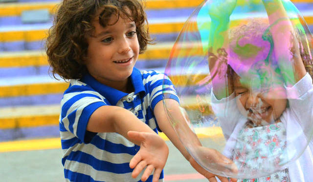 <strong>Nikon｜ニコン</strong>　かけがえのない一瞬一瞬の表情。それを「永遠」のものにするために、シャッターは切られる。「魔法は、簡単」　使用カメラ｜Nikon 1 V2　使用レンズ｜1 NIKKOR VR 30-110mm f/3.8-5.6