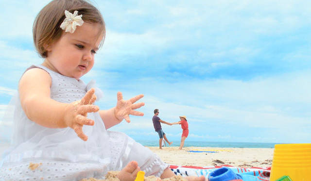 <strong>Nikon｜ニコン</strong>　まるで赤ちゃんが大きくなったかのような、遠近感をうまく利用したショット。「赤ちゃんは、偉大だった」　使用カメラ｜S01（コンパクトデジタルカメラ）