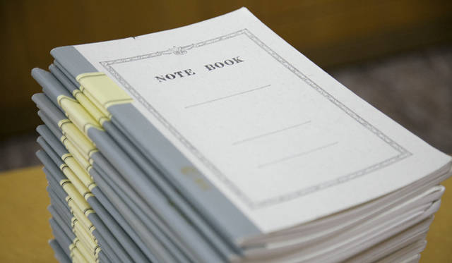 <strong>スペシャル対談｜アーティスト・鈴木康広×担当キュレーター・山峰潤也</strong>　鈴木さんが10年ほど使いつづけているという「ツバメノート」