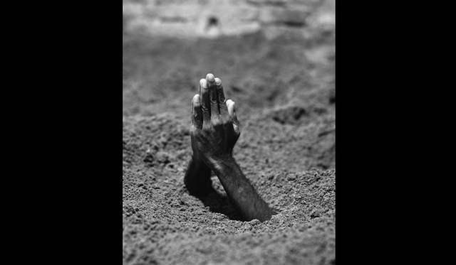 <strong>ART FILE 07｜「Maurizio Cattelan AMEN」</strong>　Mother, 1999　Courtesy of Maurizio Cattelan’s Archive