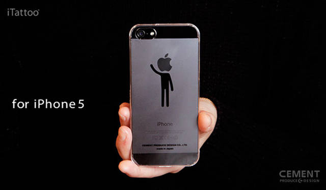 <strong>CEMENT PRODUCE DESIGN｜セメントプロデュースデザイン</strong>　iPhoneケース「iTattoo」　グラフィックプリント部分とiPhone本体のAppleロゴとの間に存在した空間。その「浮き」を少しでも減らすことを追求し、日本が世界に誇る匠の技術により、手馴染みやすく、耐久性もある0.8mm（最薄部）という極薄のクリアケースが誕生した