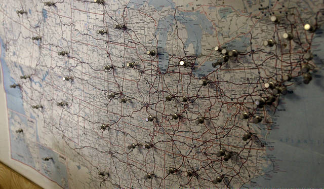 <strong>MOVIE｜ハーブ＆ドロシー ふたりからの贈りもの</strong>　全米50州に50作品ずつを寄贈するという「50×50プロジェクト」を計画したハーブ＆ドロシー夫妻　Copyright © 2013 Fine Line Media,Inc. All Rights Reserved.