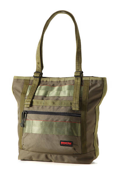 <strong>BRIEFING｜ブリーフィング</strong> こちらのカラーはモス。ミリタリーを出自とするブランドならではの見事な色合いだ。W32×H40×D16cm「SHOT BUCKET（ショット バケット）」