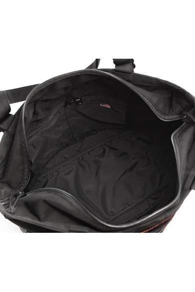 <strong>BRIEFING｜ブリーフィング</strong> 口部分はファスナーが付属。荷物の落下を防止してくれる。開けたままで使いたいときも、かぶせ部分がストンと下に落ちるので荷物の出し入れがしやすい