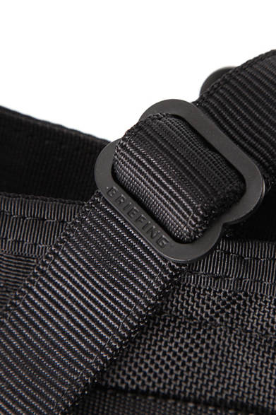 <strong>BRIEFING｜ブリーフィング</strong> ストラップにつく留め金はシンプルなデザインで、長さの調整がしやすい