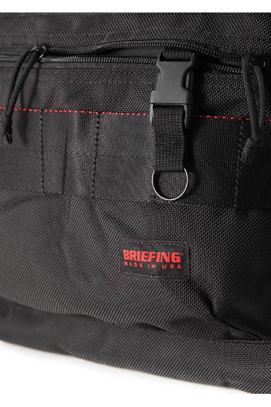 <strong>BRIEFING｜ブリーフィング</strong> 前面のポケットには収納も充実。キーホルダーも付属する