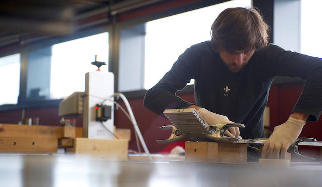 <strong>zai for BENTLEY｜ザイ フォー ベントレー</strong><br />ザイは年間1,000セットほどのスキーを手づくりで生み出すメーカー　従業員も12名と少数