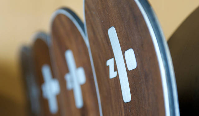 <strong>zai｜ザイ</strong><br />ザイには表面にウォールナットやヒマラヤ杉などを貼ったモデルがいくつもある。それらの美しい木目は、ベントレーの大きな魅力であるレザーとウッドのインテリアをおもい起こさせるものだ