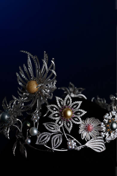 <strong>MIKIMOTO｜ミキモト</strong>　天然メロ真珠（約19mm）、アコヤ真珠、白蝶真珠、黒蝶真珠、天然コンク真珠　5種類合計102個／ダイアモンド 107.98ct、アクアマリン 2.24ct、ガーネット 4.69ct、トルマリン 1.43ct、サファイア 2.66ct　※いずれも付属品除く／WGK18・Pt製／クラウン重量 約700g／総重量 約850g（付属品含む）