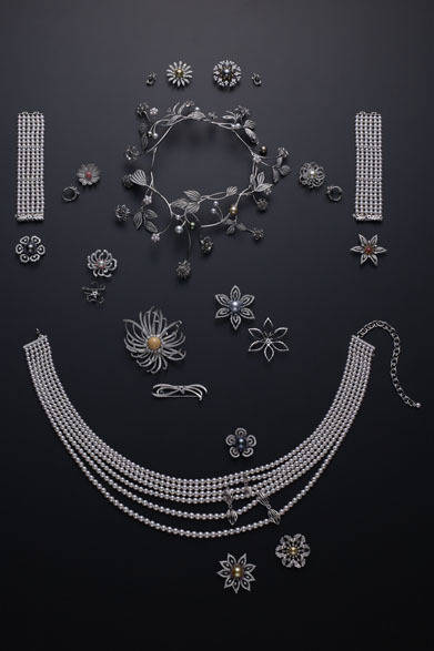 <strong>MIKIMOTO｜ミキモト</strong>　クラウン、ネックレス、イヤリング、リング2点、ブローチ3点、ブレスレット（付属のパールブレスレットを併用）2点、ベルト（付属のパールベルトを併用）　合計11通りのスタイルに形を変えることができる。