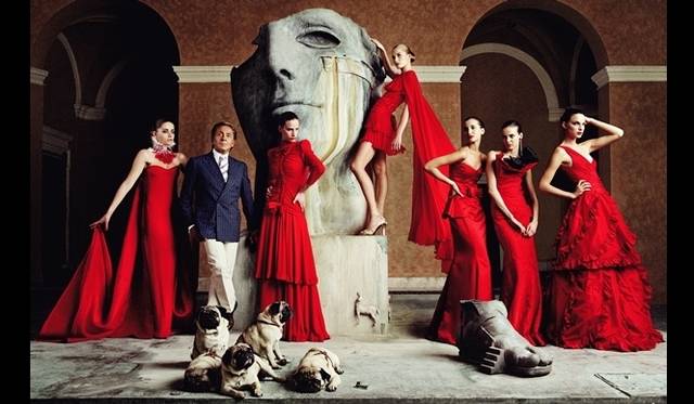 <strong>ART FILE 08｜「Valentino: Master of Couture」</strong>　Valentino with models, 2007 ©Lorenzo Agius 
