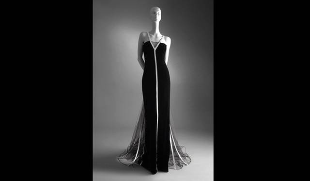 <strong>ART FILE 08｜「Valentino: Master of Couture」</strong> ジュリア・ロバーツ氏が2001年度のアカデミー賞で着用　1992 1993 Fall Winter HC Black velvet evening dress white ribbons © Valentino Garavani Virtual Museum 