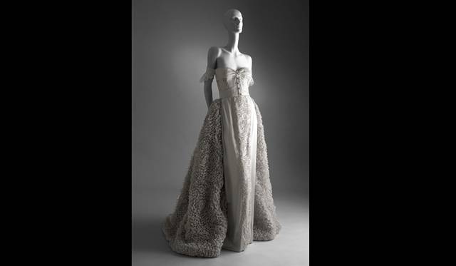 <strong>ART FILE 08｜「Valentino: Master of Couture」</strong> 1995 Spring Summer HC Romantic eveninggown silver grey silk © Valentino Garavani Virtual Museum