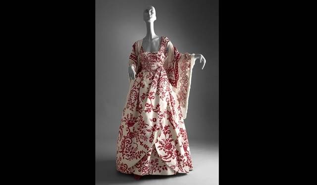 <strong>ART FILE 08｜「Valentino: Master of Couture」</strong> 1998 Spring Summer HC Ivory hand-painted evening gown © Valentino Garavani Virtual Museum