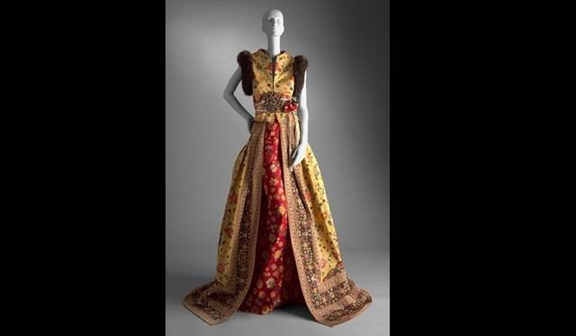 <strong>ART FILE 08｜「Valentino: Master of Couture」</strong> 2002 2003 Fall Winter HC Floral print taffeta evening outfit © Valentino Garavani Virtual Museum