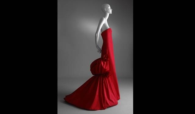 <strong>ART FILE 08｜「Valentino: Master of Couture」</strong> アン・ハサウェイ氏が2001年度のアカデミー賞で着用　2002 2003 Fall Winter HC romantic Valentino Red taffeta evening gown © Valentino Garavani Virtual Museum