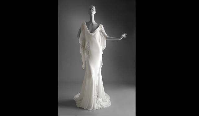 <strong>ART FILE 08｜「Valentino: Master of Couture」</strong>  2005 Spring Summer HC Boldini-style chiffon white evening dress ©Valentino Garavani Virtual Museum
