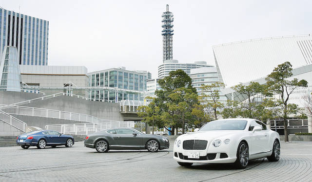 <strong>Bentley Continental GT Speed｜ベントレー コンチネンタル GT スピード</strong><br /><strong>Bentley Continental GT｜ベントレー コンチネンタル GT</strong><br />写真奥はノーマルモデルたる「コンチネンタル GT」