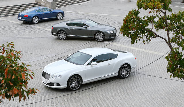 <strong>Bentley Continental GT Speed｜ベントレー コンチネンタル GT スピード</strong><br /><strong>Bentley Continental GT｜ベントレー コンチネンタル GT</strong><br />写真奥はノーマルモデルたる「コンチネンタル GT」