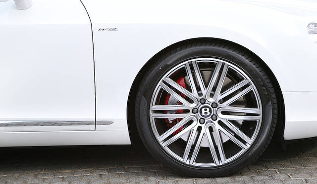 <strong>Bentley Continental GT Speed｜ベントレー コンチネンタル GT スピード</strong><br />タイヤサイズは275/35ZR21 9.5j x 21インチホイールは新デザイン