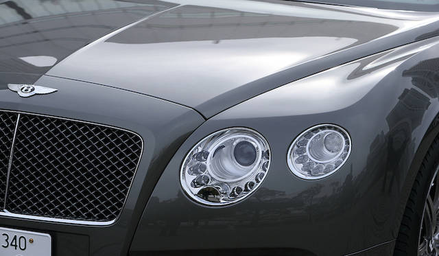 <strong>Bentley Continental GT Speed｜ベントレー コンチネンタル GT スピード</strong><br />ダークティントのラジエターグリルはGT スピードならではのものだが、控えめな主張だ
