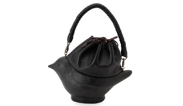 <strong>藤巻百貨店×rooms 地場産｜地場産業アイテムを集めたコラボショップを開設</strong>　コシェルドゥ 「紙と漆の小鳥かばん」 2万9400円