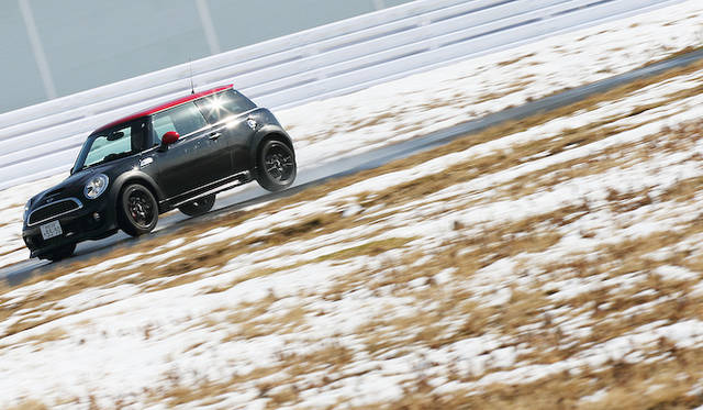 2日前にふった雪がとけ、路面は部分的にウェットだった