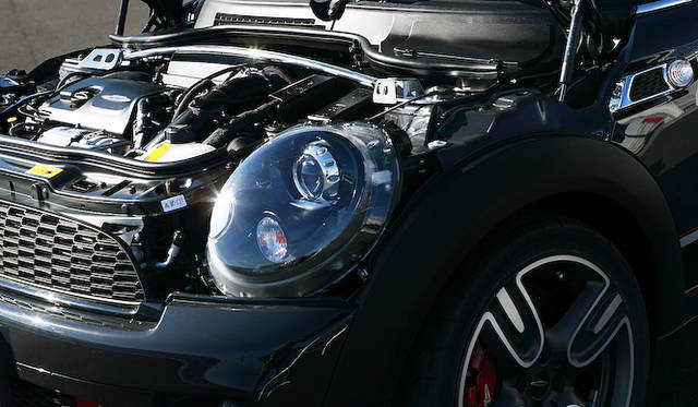 BMWとプジョーシトロエングループ（PSA）によって生み出された1.6リッター直列4気筒DOHCエンジンは、ターボチャージャーを得て155kW（211ps）を6,000rpmで発生する。