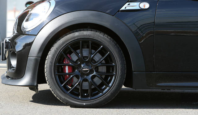 タイヤサイズは205/45R17。タイヤは韓国のメーカー クムホ製