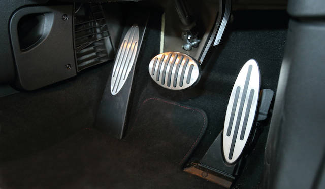 アクセルペダルの奥にオーバーブーストのスイッチがある