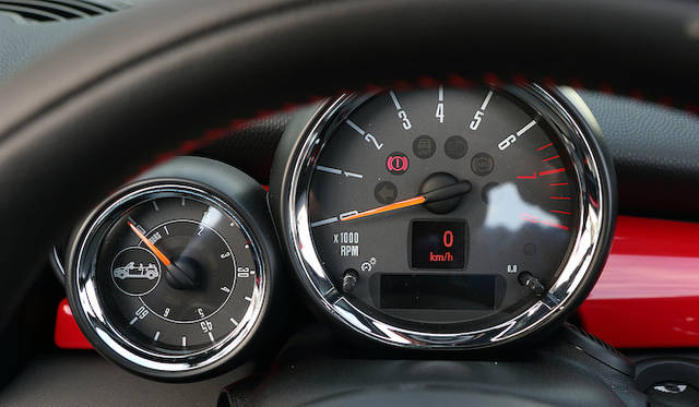 回転計の横にあるのは、オープン走行の経過時間をはかってくれる「オールウェイズオープンタイマー」